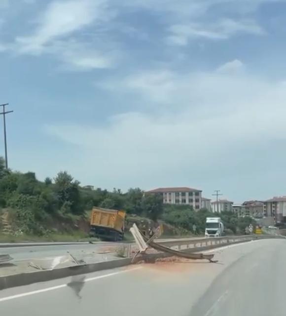 Kontrolden çıkan kamyon bariyerleri aşıp karşı yöne daldı