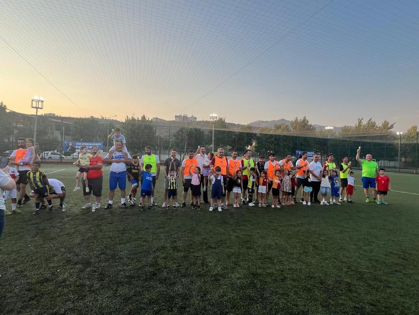 BABALARI SAHADA ÇOCUKLAR İSE TRİBÜNDE TER DÖKTÜ BABALAR GÜNÜ HALI SAHA MAÇI RENKLİ GÖRÜNTÜLERE SAHNE OLDU KAZANAN 'KIZ BABALARI' OLDU