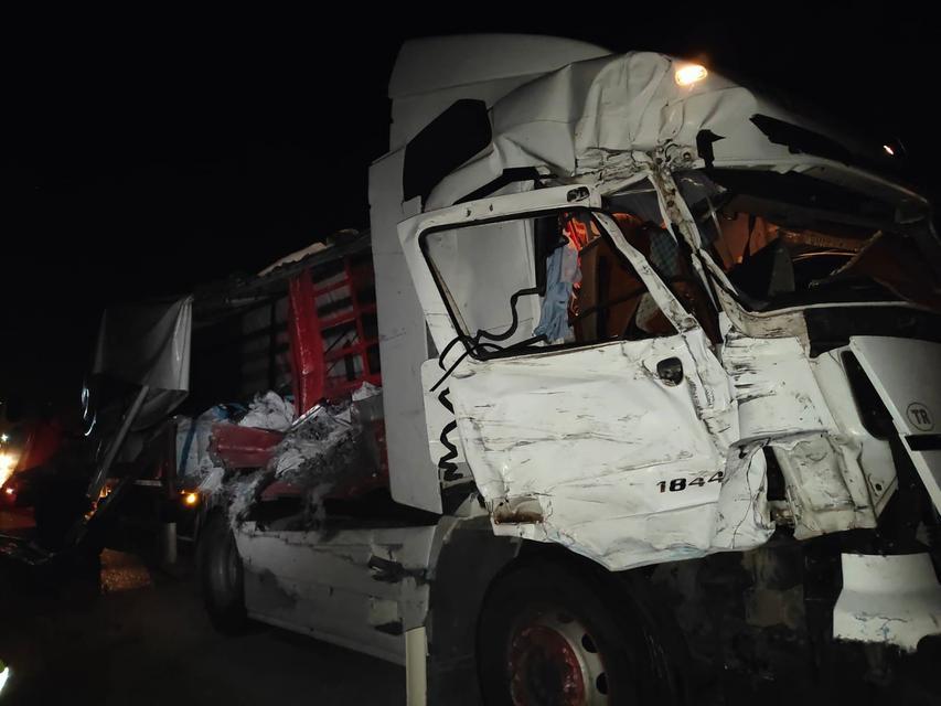 EMNİYET ŞERİDİNDEKİ YOLCU OTOBÜSÜNE TIR ÇARPTI: 1 YARALI