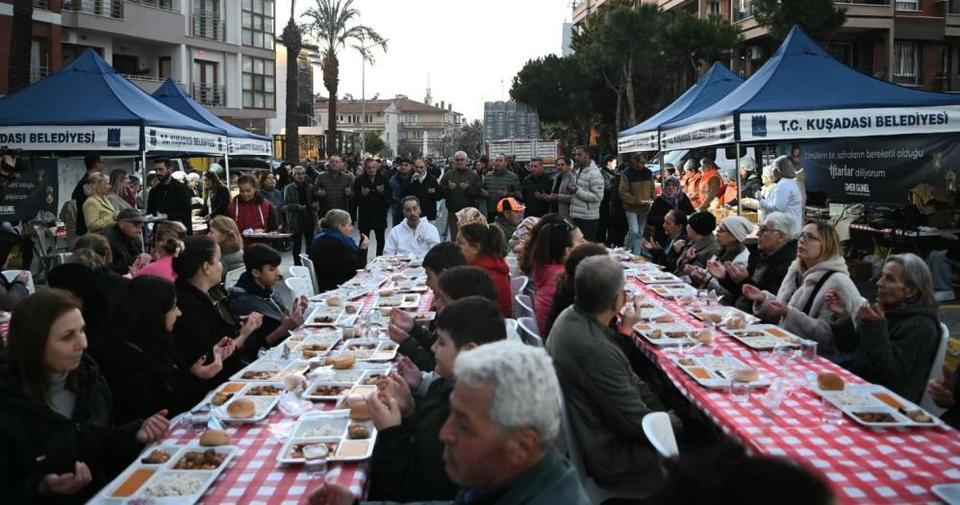 Kuşadası’nda Ramazan ayının bereketi paylaştıkça çoğalıyor