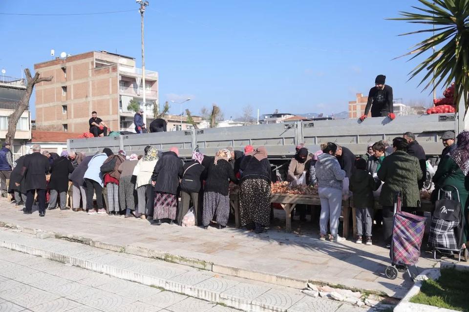 Aydın’da bir tır soğan 1 saatte tükendi