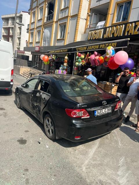 Yaşlı adam iki torunuyla otomobilin altında kaldı