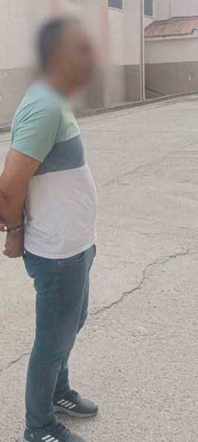 AYDIN'IN NAZİLLİ İLÇESİNDE UZMAN ÇAVUŞLUK MESLEĞİNİ YERİNE GETİRİRKEN FETÖ'DEN İHRAÇ EDİLEN VE KOMŞUSUNUN 5 YAŞINDAKİ ÇOCUĞUNA TACİZDE BULUNAN ŞAHIS TUTUKLANARAK CEZAEVİNE GÖNDERİLDİ. (İHA/AYDIN-İHA)