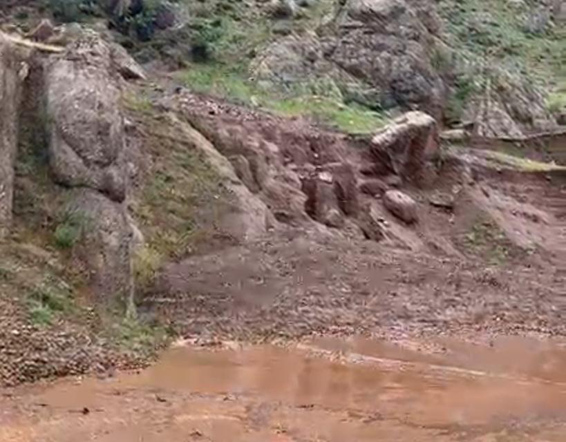 Toprak kaydı, yol ulaşıma kapandı