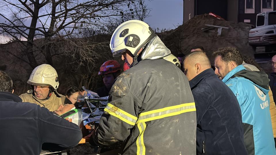 Üniversite Yerleşkesi'nde toprak kayması: 2 işçi kurtarıldı