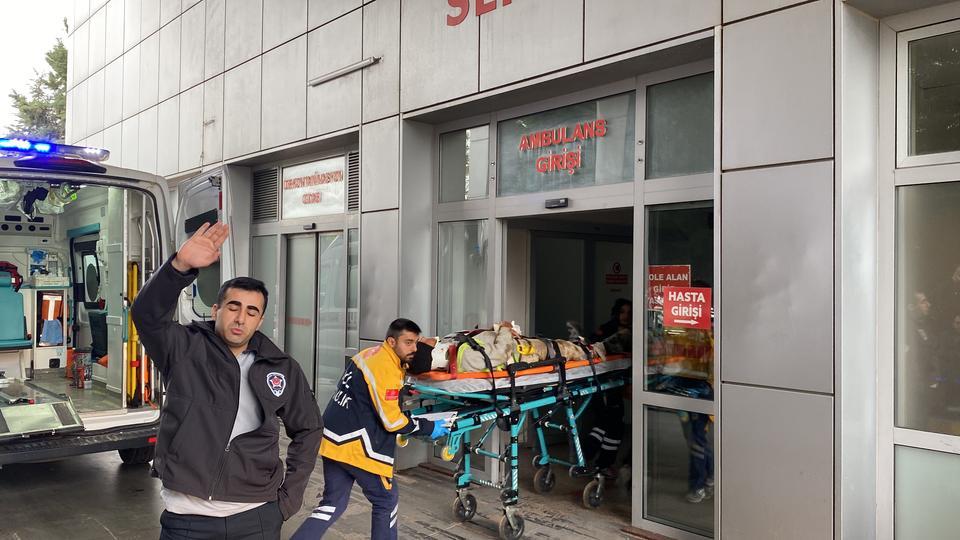 İŞÇİ BAYRAMI'NDA ÇALIŞIRKEN DEMİRLERİN ALTINDA KALDILAR: 3 YARALI