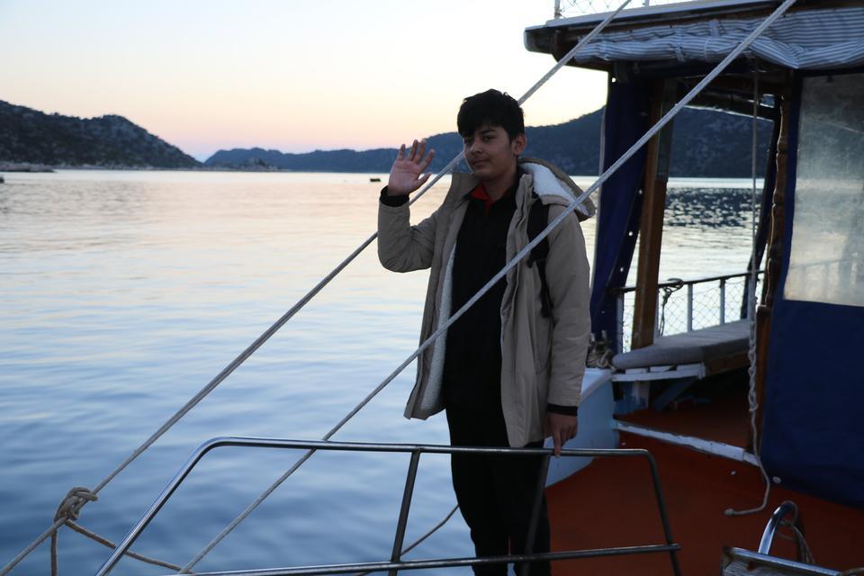 ANTALYA'DAN EĞİTİME YELKEN AÇAN TEKNE, BİR ÇOCUĞUN HAYALLERİNİ TAŞIYOR TEK ÖĞRENCİ İÇİN MAVİ YOLCULUK GİBİ OKUL SERVİSİ TEKNE İLE EVİNDEN ALINIP OKULA GÖTÜRÜLÜYOR DENİZ VE KARA SERVİSİNİ DEVLET KARŞILIYOR DENİZ YOLUYLA TARİHİN VE MAVİNİN İÇİNDEN KISKANDIRAN TAŞIMALI SİSTEM