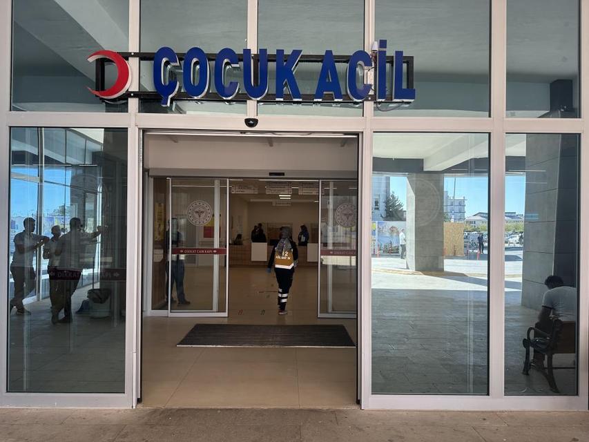 Otomobilin bagajında mahsur kalan çocuk yaşam savaşı veriyor