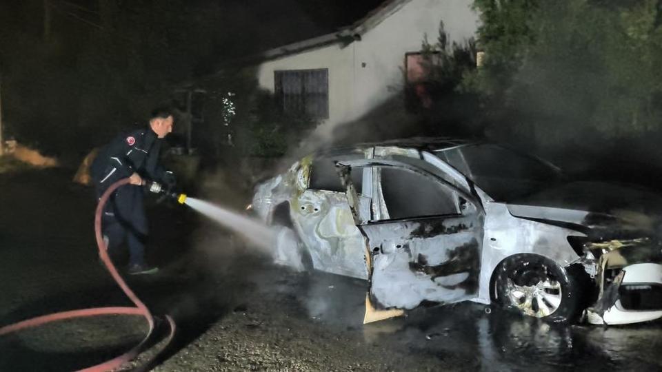 Park halindeyken alev alan araç küle döndü