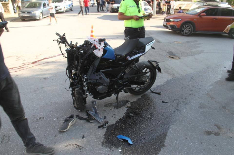 Minibüs ile çarpışan motosiklet sürücüsü hayatını kaybetti