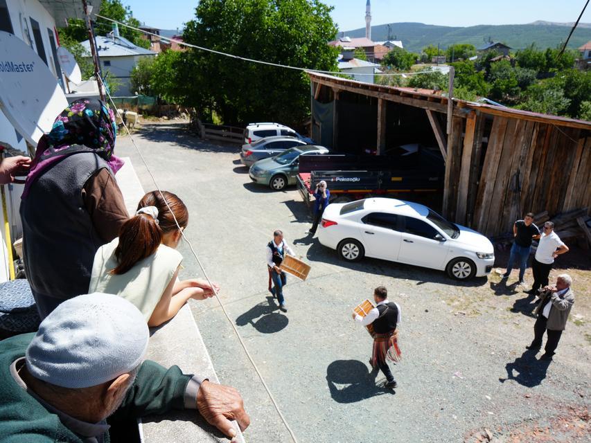 100 yaşına giren Atiye nineye, davullu zurnalı doğum günü kutlaması