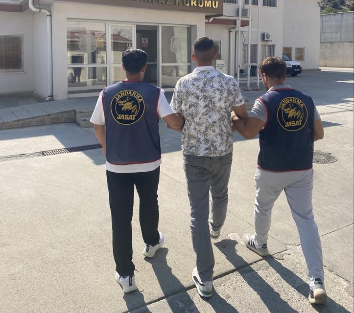 Zehir taciri hükümlüsü jandarmadan kaçamadı