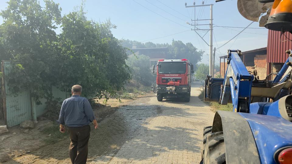 TİRE'DE MAKİLİK ALANDAKİ YANGIN KÖYE SIÇRADI, BAZI EVLER VE DAMLAR KÜLE DÖNDÜ