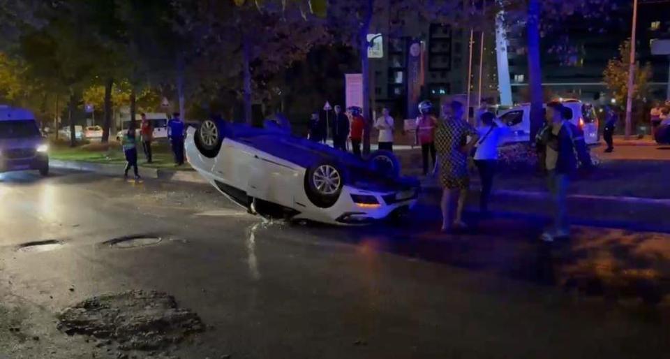 Sürücüsünün direksiyon hakimiyetini kaybettiği otomobil takla attı
