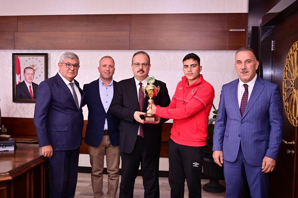 Dünya şampiyonu Muaz, Aydın Valisi Canbolat’ı ziyaret etti