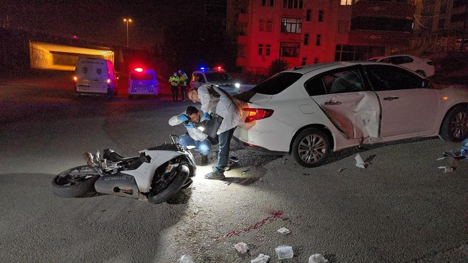 Polisten kaçan motosiklet otomobile çarptı: 2 yaralı