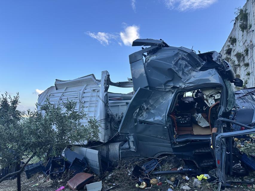 Sebze yüklü tır viyadükten aşağı uçtu: 3 ölü, 3 yaralı