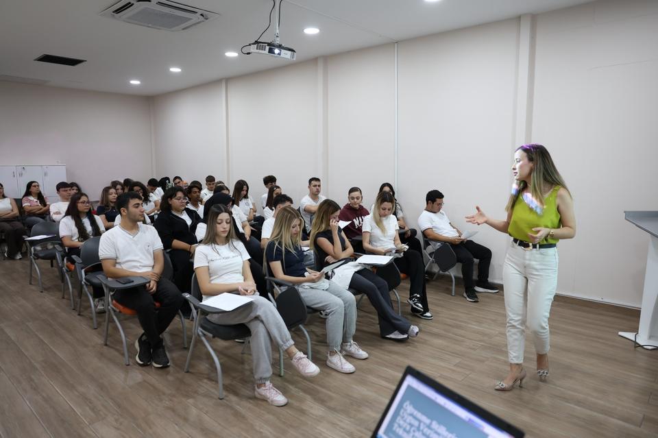 Efeler’de gençlerin sınav yolculuğunda güçlü rehberlik desteği
