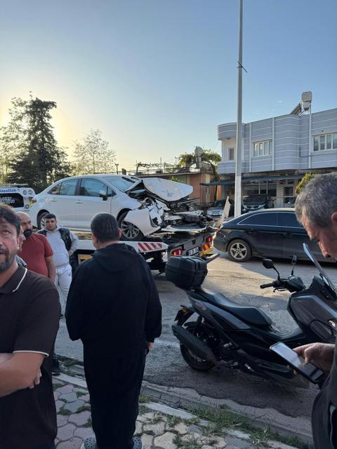 Kontrolden çıkan otomobil park halindeki araçlara çarptı