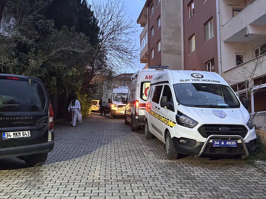 Anne ve babasını öldürüp canına kıydı