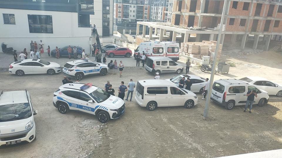 Eşini ve oğlunu öldürüp bileklerini kesti