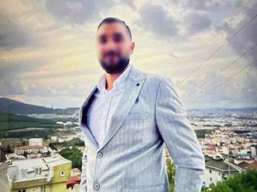 BAŞAKŞEHİR'DE BOŞ ARAZİDE TAŞLA ÖLDÜRÜLMÜŞ KADIN CİNAYETİNDE YENİ DETAYLAR ORTAYA ÇIKTI ŞÜPHELİ SUÇLAMALARI REDDETTİ, BOYNUNDAKİ ARBEDE İZLERİ KENDİSİNİ ELE VERDİ CİNAYET İTİRAFI: "BAŞINA TAŞLA VURDUM, ÖLMEYİNCE ELİME GEÇİRDİĞİM İPLE BOĞDUM" KADININ ÖLMEDEN ÖNCEKİ SON GÖRÜNTÜSÜ ORTAYA ÇIKTI