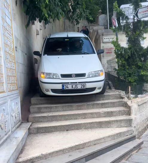 Navigasyona aldanan sürücü merdivenlerde mahsur kaldı