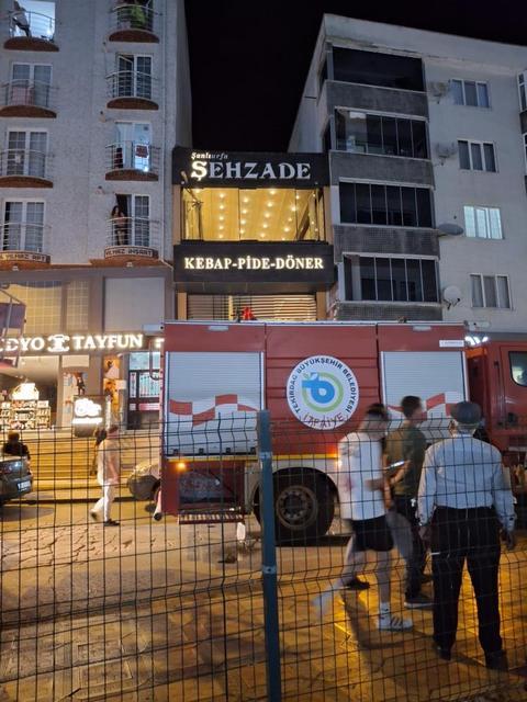 Restoran bacasında çıkan yangını itfaiye ekipleri söndürdü