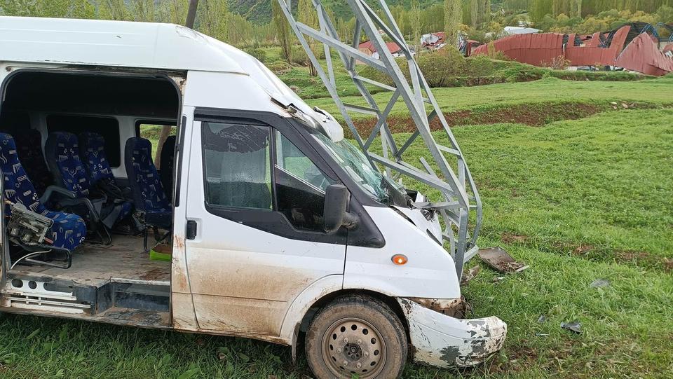 Yolcu minibüsü direğe çarptı: 11 yaralı