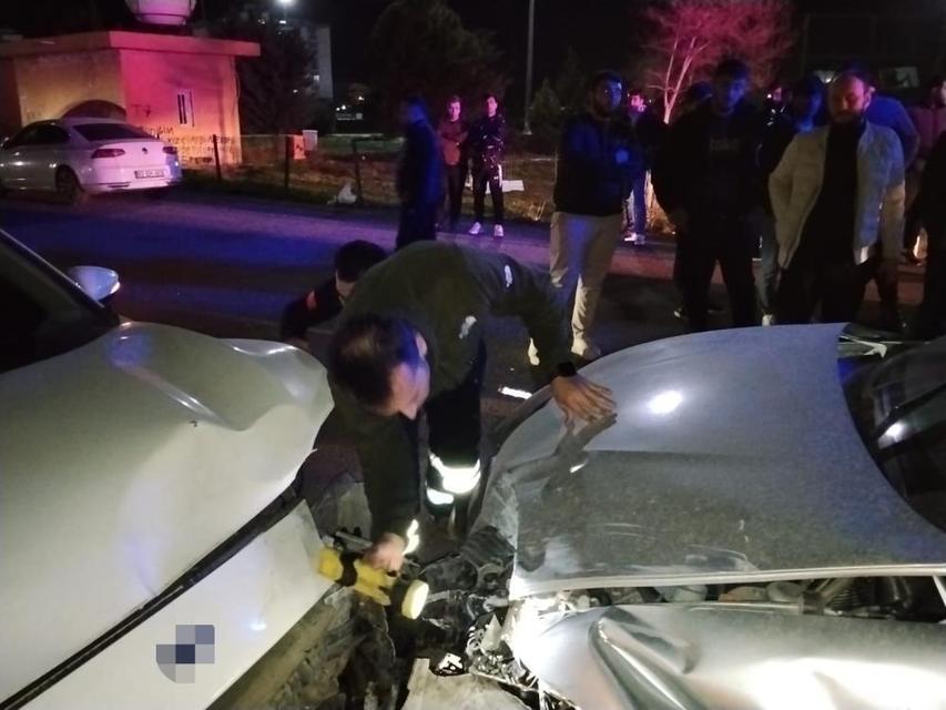 İki otomobil çarpıştı, 6 kişi yaralandı