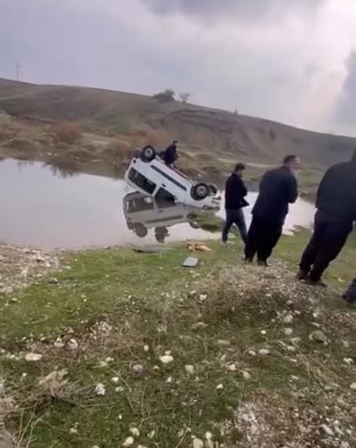 Hafif ticari araç yapay gölete uçtu, sürücü yaralandı