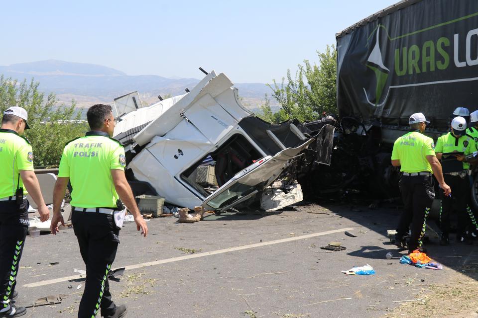 Denizli’de karşı şeride geçen tır dehşeti: 1 ölü, 1 yaralı