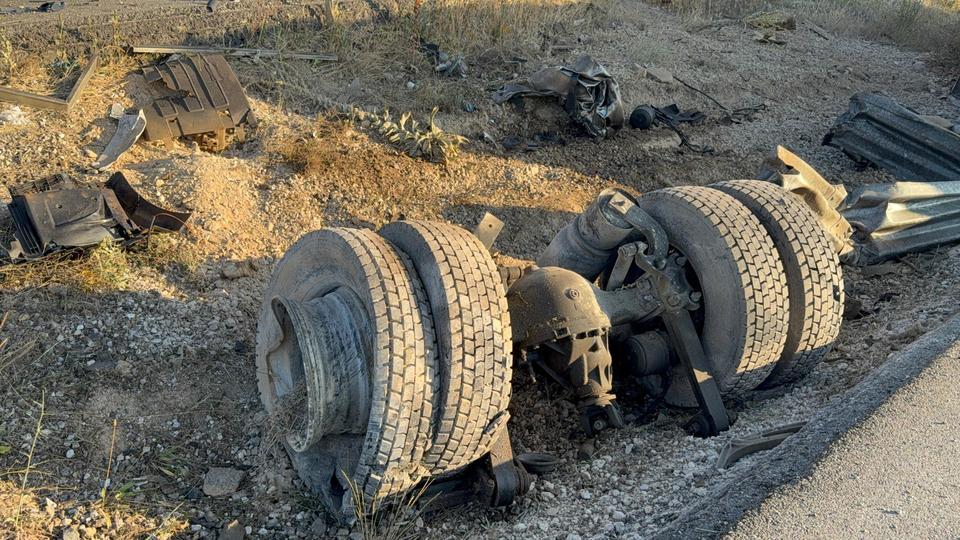 DEVRİLEN TIRIN SÜRÜCÜ KABİNİ PARÇALANDI, BİR KİŞİ YARALANDI