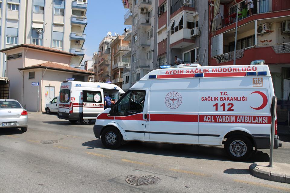 TERS YÖNDEN ÇIKTI, MOTOSİKLETE ÇARPIP KAÇTI