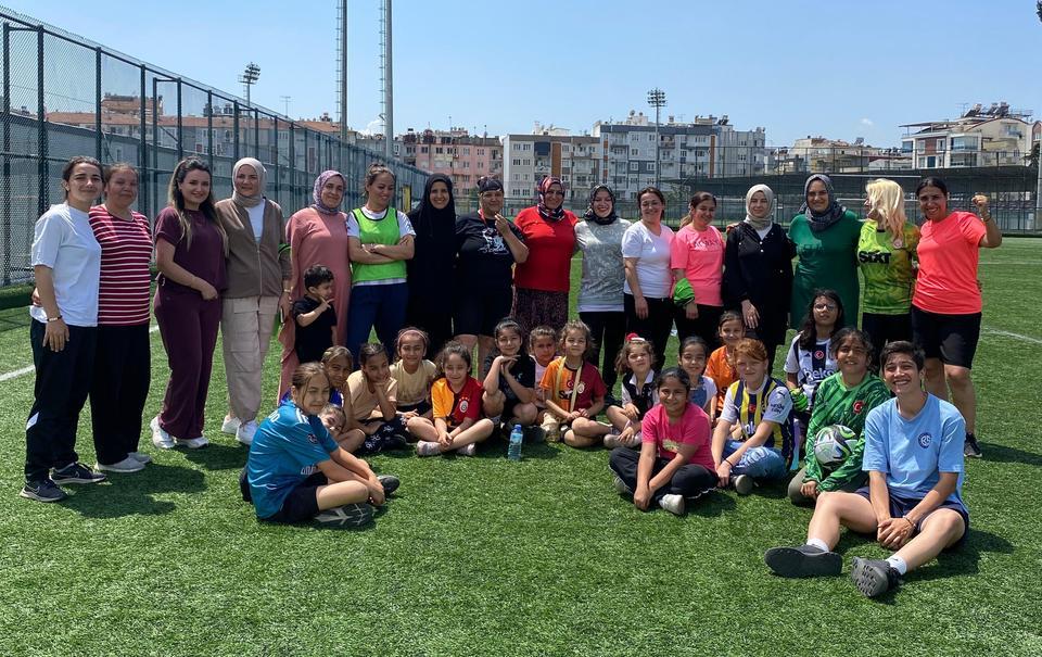 Aydın’da bu kez anneler sahaya çıktı, kızları tezahürat yaptı
