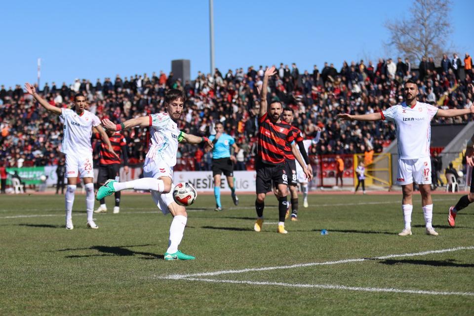 Karşıyaka, Uşak'ta 10 kişiyle kazandı