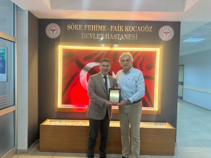 Söke Devlet Hastanesi’nde veda: Emekli olan Doktor Gürsel’e plaket takdim edildi