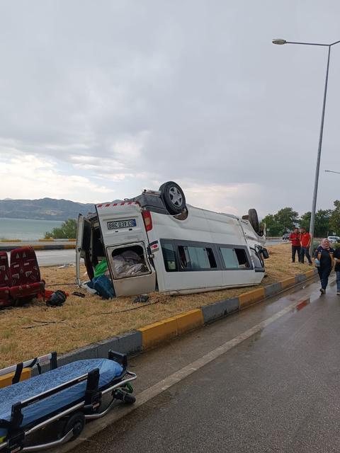 YAĞMUR NEDENİYLE KAYGANLAŞAN YOLDA MİNİBÜS DEVRİLDİ: 1'İ AĞIR 9 KİŞİ YARALANDI