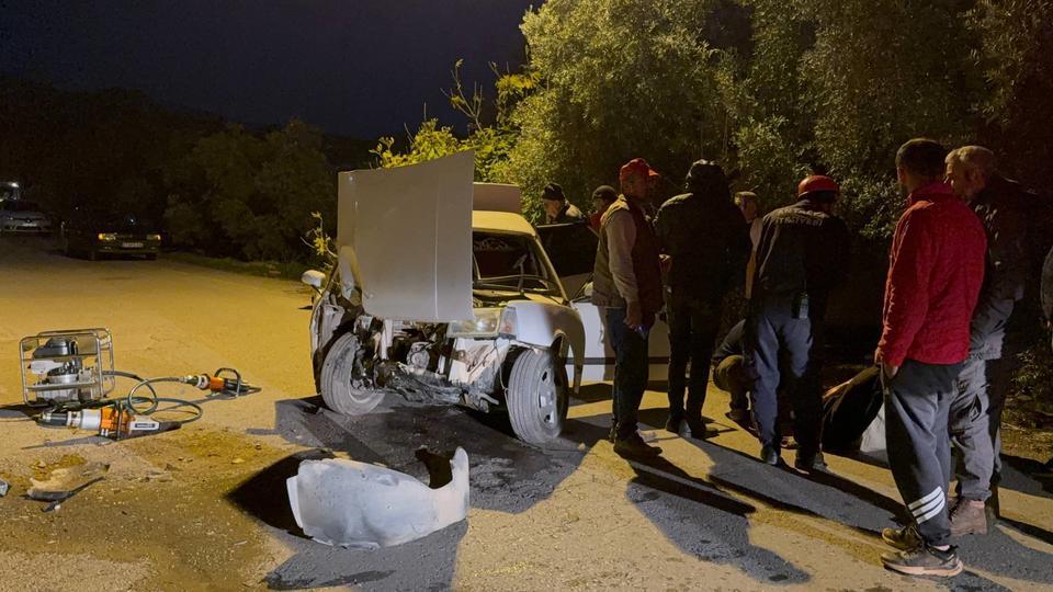 Beton bloğa çarpan Tofaş hurdaya döndü