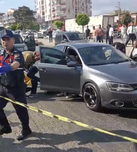 İZMİR'DE OTOMOBİLE SİLAHLI SALDIRI: AYNI AİLEDEN 3 KİŞİ ÖLDÜ CEZAEVİNDEKİ OĞULLARINI ZİYARETTEN DÖNERKEN SİLAHLI SALDIRIDA ÖLDÜRÜLDÜLER