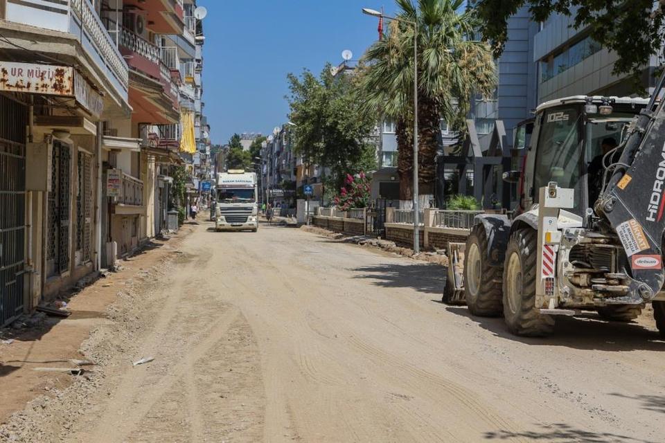 Efeler Belediyesi’nden Albayrak Caddesi’nde asfalt mesaisi