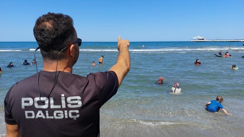 Deniz giren gençlerden biri boğuldu, biri kayboldu