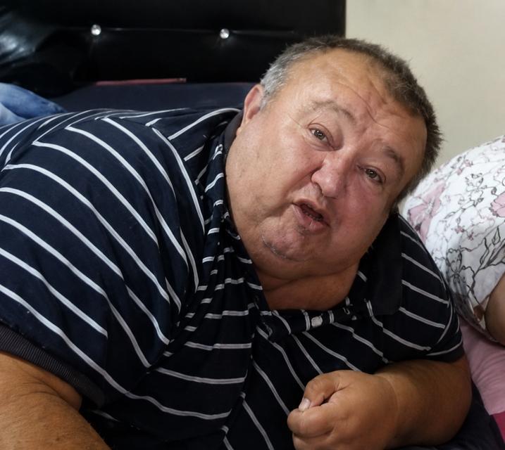 Cenaze için balkon penceresi söküldü: 250 kiloluk adam forkliftle indirildi