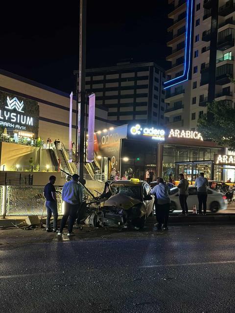 Otomobil refüjdeki bariyerlere çarptı: 1 yaralı