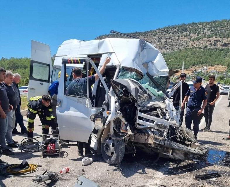 Mersin'in Gülnar ilçesinde servis minibüsünün yol kenarında park halindeki otobüse çarpması sonucu 1 kişi öldü, 2 kişi yaralandı.