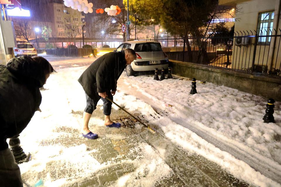VATANDAŞLAR SOKAKTA KAR DEĞİL, DOLU KÜREDİ