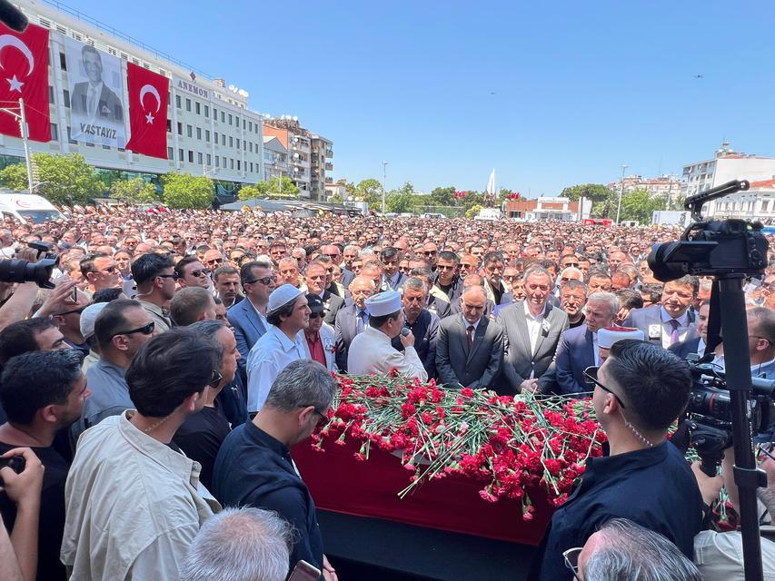 BİNLERCE MANİSALI, FERDİ BAŞKANLARINI GÖZYAŞLARIYLA UĞURLADI MANİSA TARİHİNİN EN KALABALIK CENAZE TÖRENİNDE GÖZYAŞLARI SEL OLDU