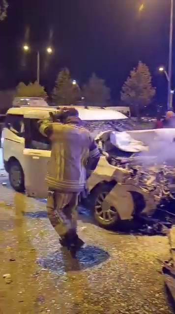 Üç araç çarpıştı: 3 yaralı