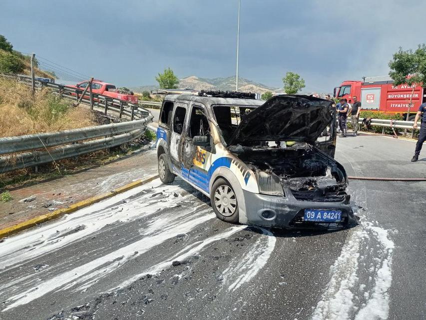Aydın'da polis aracı alevlere teslim oldu