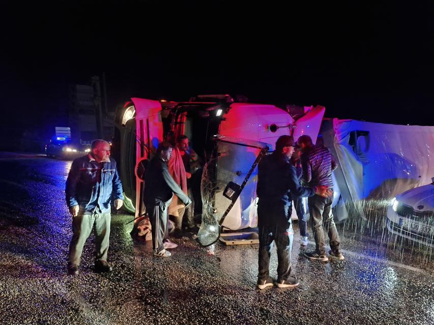 ÇORUM'DA TIR DEVRİLDİ: 2 YARALI
